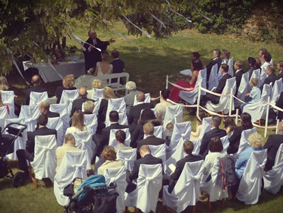 Matrimonio - Flonheim - Die Trauungen finden im Burggarten statt. - Burg Battenberg / Pfalz