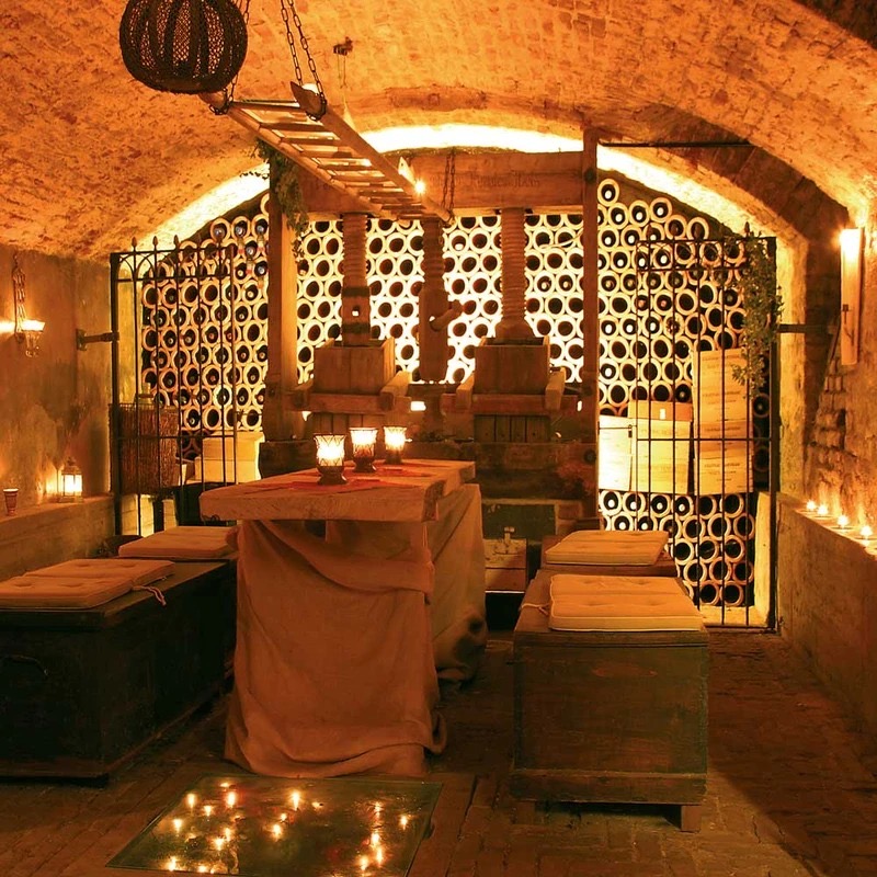 Burg Bocholt Nettetal Information about the banquet halls Wine cellar