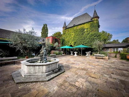 Hochzeit - Mönchengladbach -  Der Olivenhof – Ihre Bühne im Grünen
Ob freie Trauung, lockeres BBQ mit Foodtrucks oder Spiel & Spaß für Groß und Klein – der Olivenhof der Burg Bocholt schafft Raum für besondere Ideen. Offen, einladend und vielseitig nutzbar – perfekt für Ihre individuelle Feier unter freiem Himmel. - Burg Bocholt Nettetal