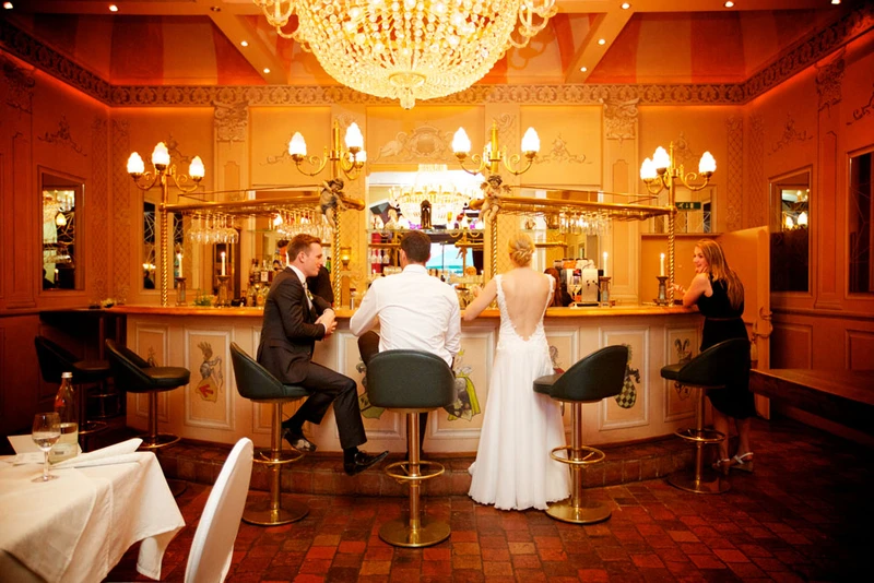 Hochzeit: Brautpaar an der Kristallbar - Burg Bocholt Nettetal