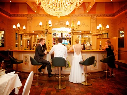 Hochzeit - Mönchengladbach - Brautpaar an der Kristallbar - Burg Bocholt Nettetal