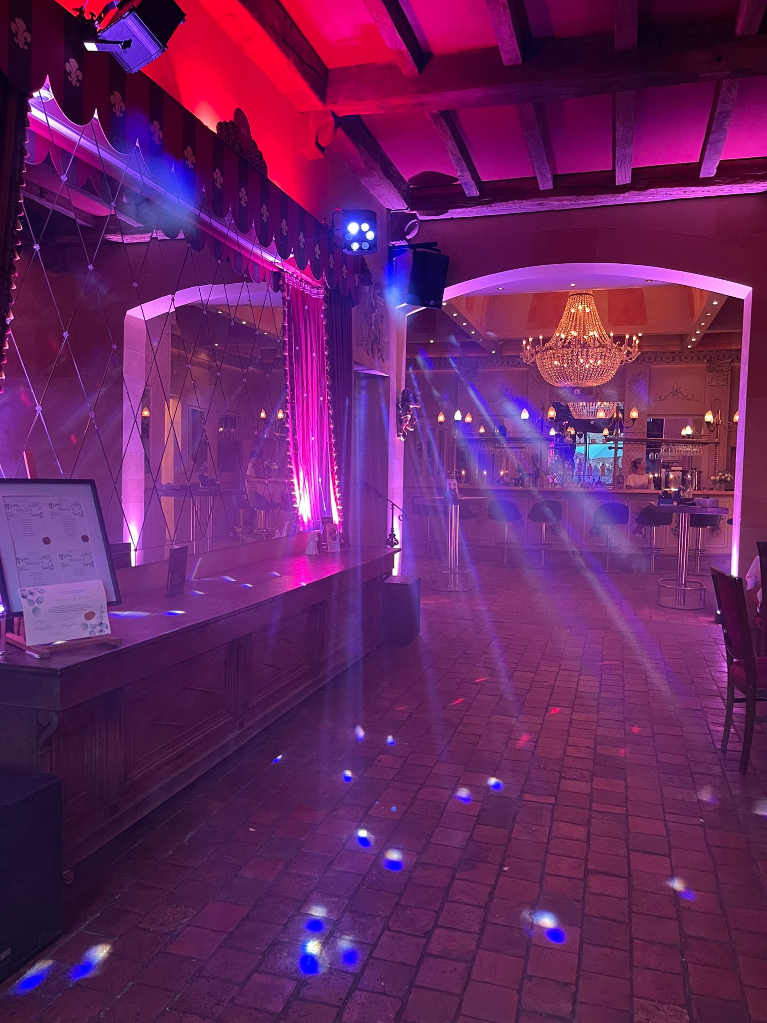 Hochzeit: Rittersaal Dancefloor mit integrierter Licht- und Tontechnik - Burg Bocholt Nettetal