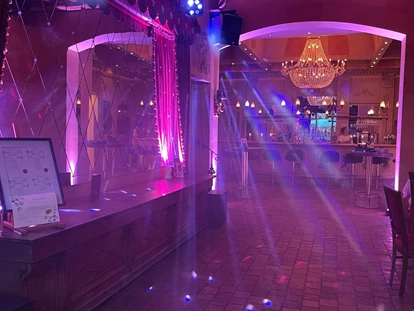 Hochzeit - Mönchengladbach - Rittersaal Dancefloor mit integrierter Licht- und Tontechnik - Burg Bocholt Nettetal