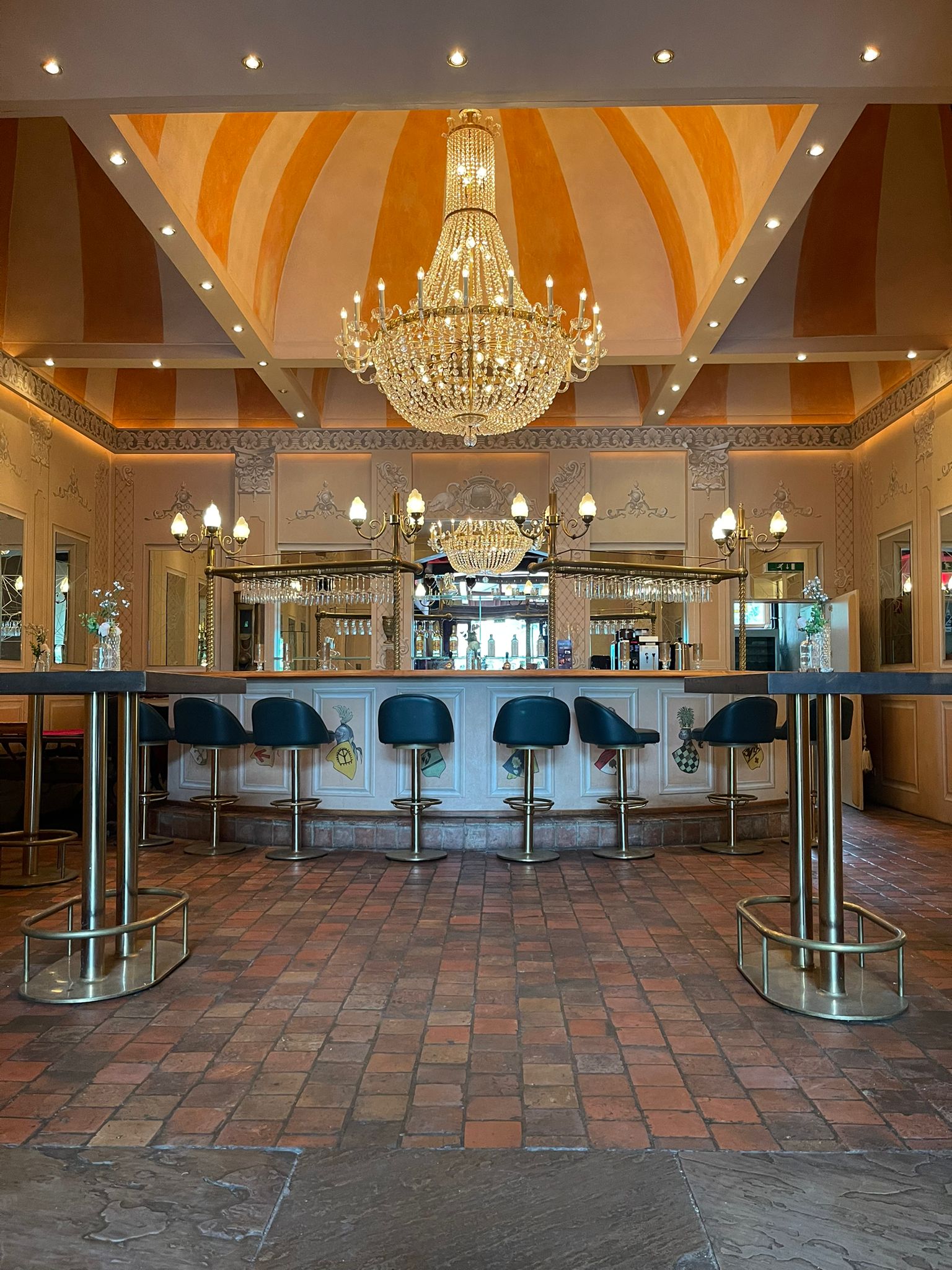 Hochzeit: Die Kristallbar der Burg Bocholt – der perfekte Ort für den stilvollen Ausklang Ihrer Hochzeit. Hier wird angestoßen, getanzt und gefeiert. Modern, elegant und direkt im Herzen der Burg – ideal für die Party nach der Trauung oder einen stimmungsvollen Empfang. - Burg Bocholt Nettetal