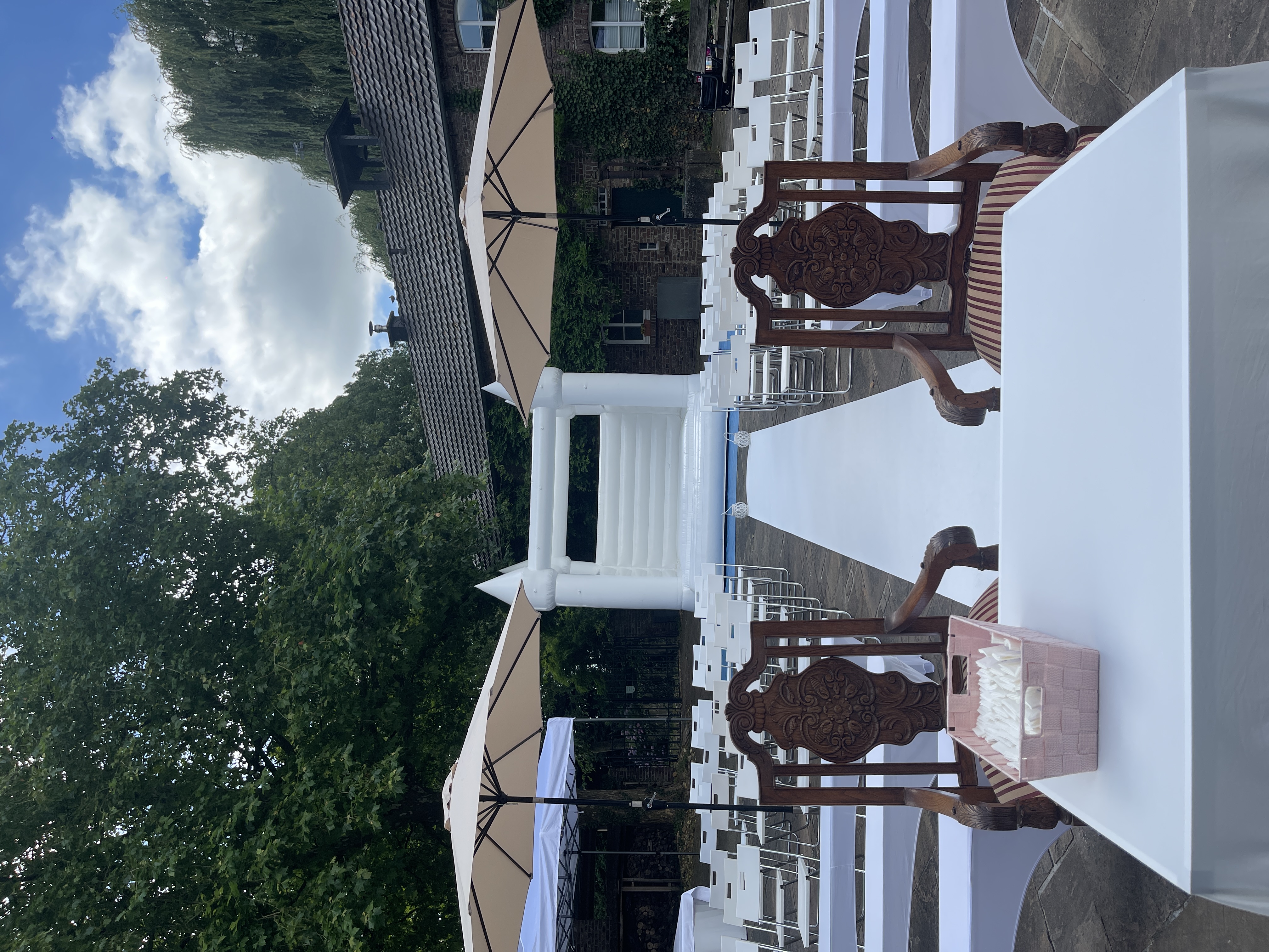 Hochzeit: Im Innenhof der Burg Bocholt wird Ihre freie Trauung zum unvergesslichen Erlebnis. Historisches Ambiente trifft auf moderne Highlights – im Hintergrund sorgt unsere stilvolle Hochzeitshüpfburg für Spaß und besondere Momente bei Groß und Klein. - Burg Bocholt Nettetal