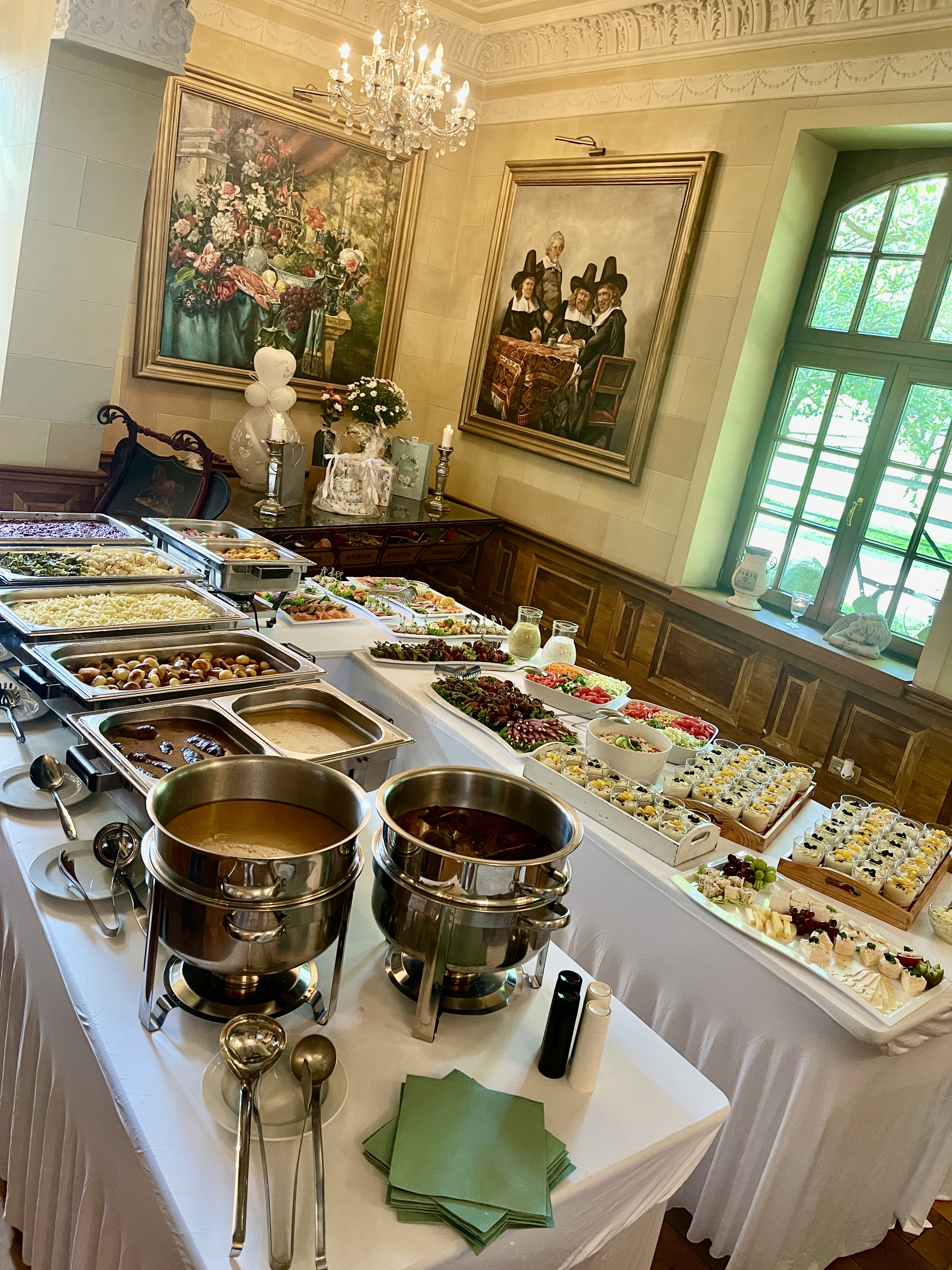 Hochzeit: Festlich angerichtet im stilvollen Kaiserzimmer: Unser Buffet vereint Genuss, Vielfalt und liebevolle Präsentation in historischem Ambiente. Ein echter Hingucker und kulinarischer Höhepunkt für Ihre Feier auf der Burg Bocholt. - Burg Bocholt Nettetal
