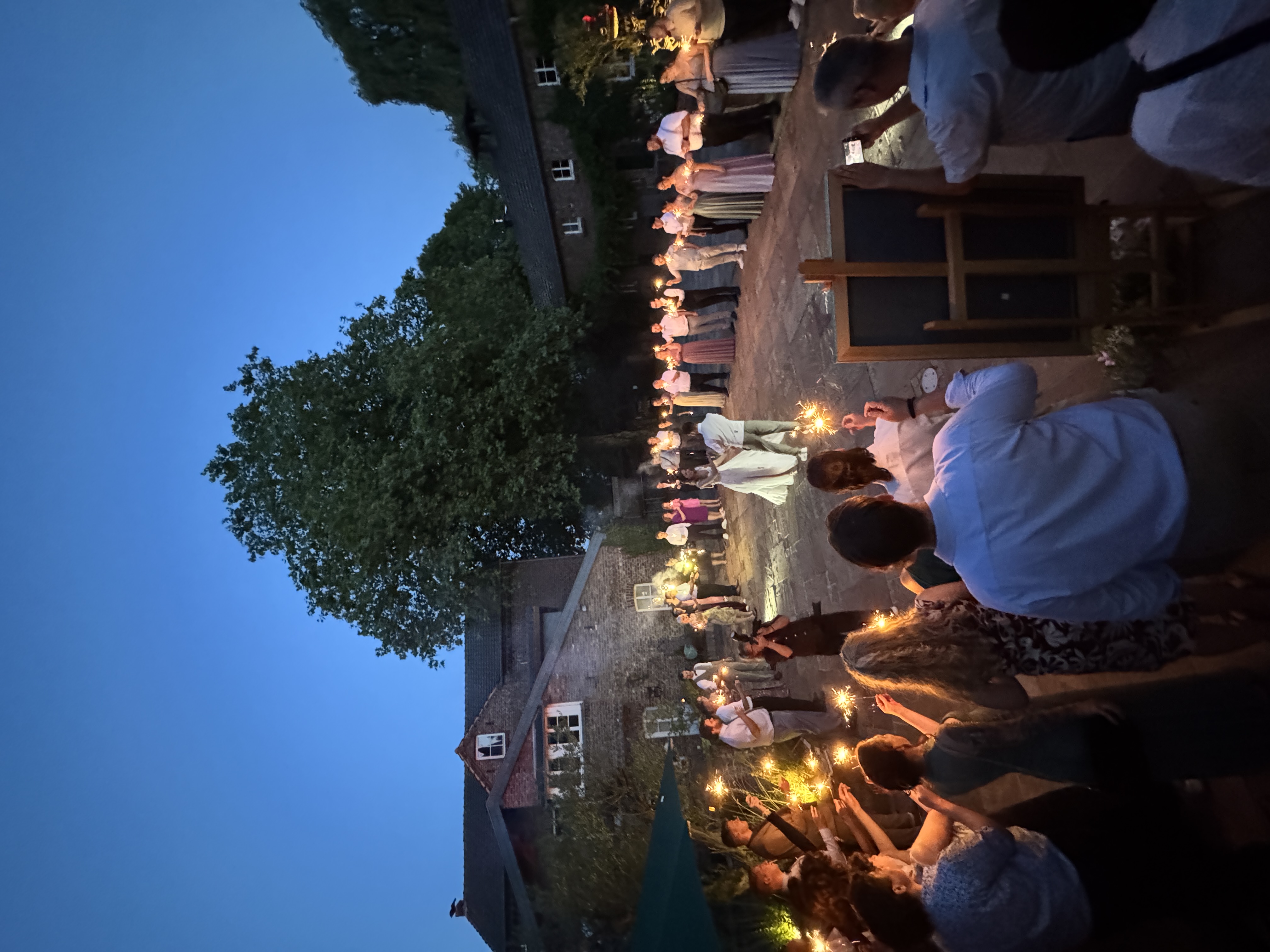 Bruiloft - Geeignet für: Geburtstagsfeier - Ein magischer Moment in der Abenddämmerung: Das Hochzeitspaar tanzt im stimmungsvoll beleuchteten Innenhof der Burg Bocholt. Romantik, Geschichte und Emotionen vereinen sich zu einem unvergesslichen Abschluss eines besonderen Tages. - Burg Bocholt Nettetal