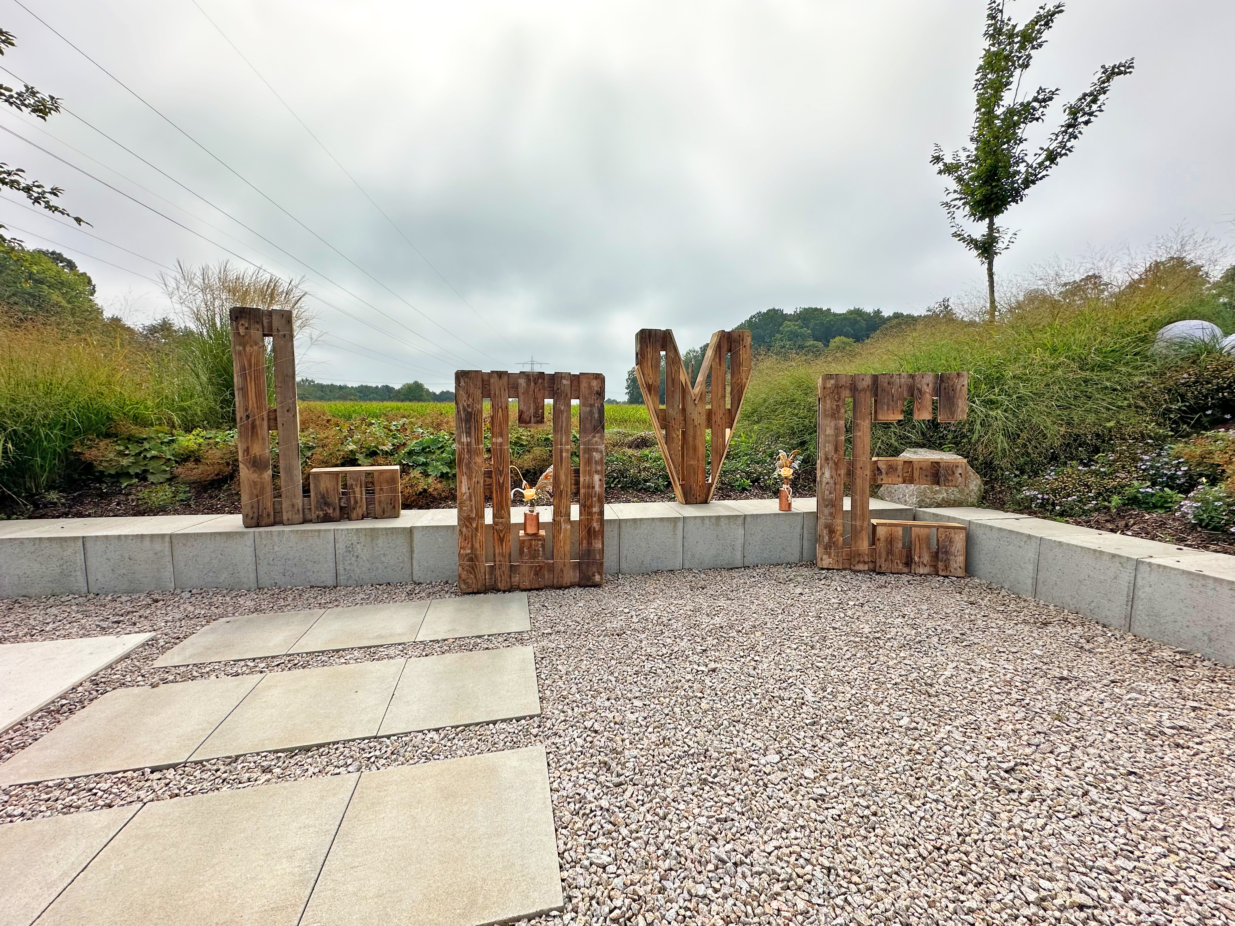 Hochzeitslocation: Großzügiger Aussenbereich mit Blick in den Schwarzwald  - E34 Eventwerk 