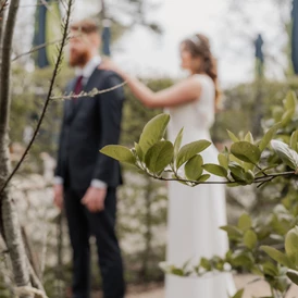 Hochzeit: First Look im Garten - Hofgut Dösterhof