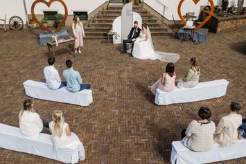 Hochzeit: Freie Trauung im Innenhof - Hofgut Dösterhof