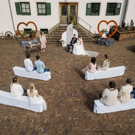 Hochzeit: Freie Trauung im Innenhof - Hofgut Dösterhof