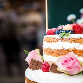 Hochzeit: Hochzeitstorte Naked Cake aus unserer Hofkonditorei - Hofgut Dösterhof