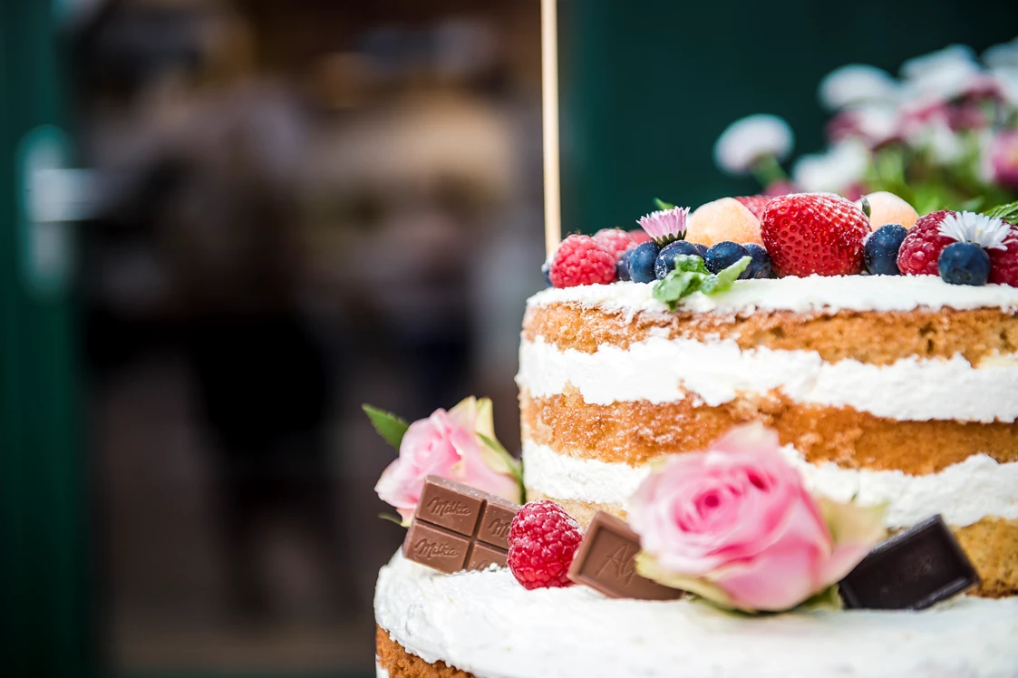 Hochzeit: Hochzeitstorte Naked Cake aus unserer Hofkonditorei - Hofgut Dösterhof