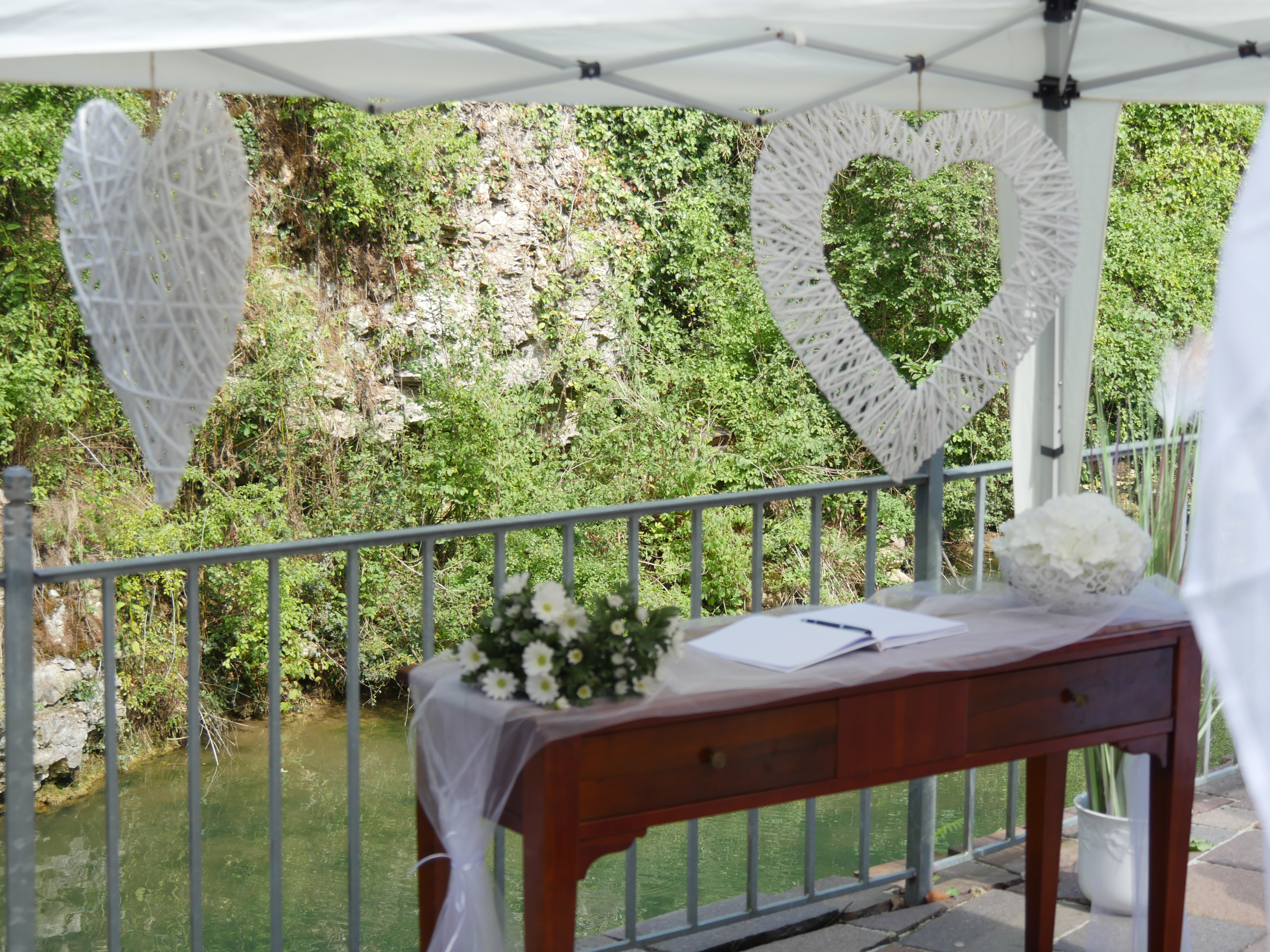 Hochzeitslocation: Freie Trauung auf der unteren Terrasse am Wasserfall. - Hotel Restaurant Bibermühle