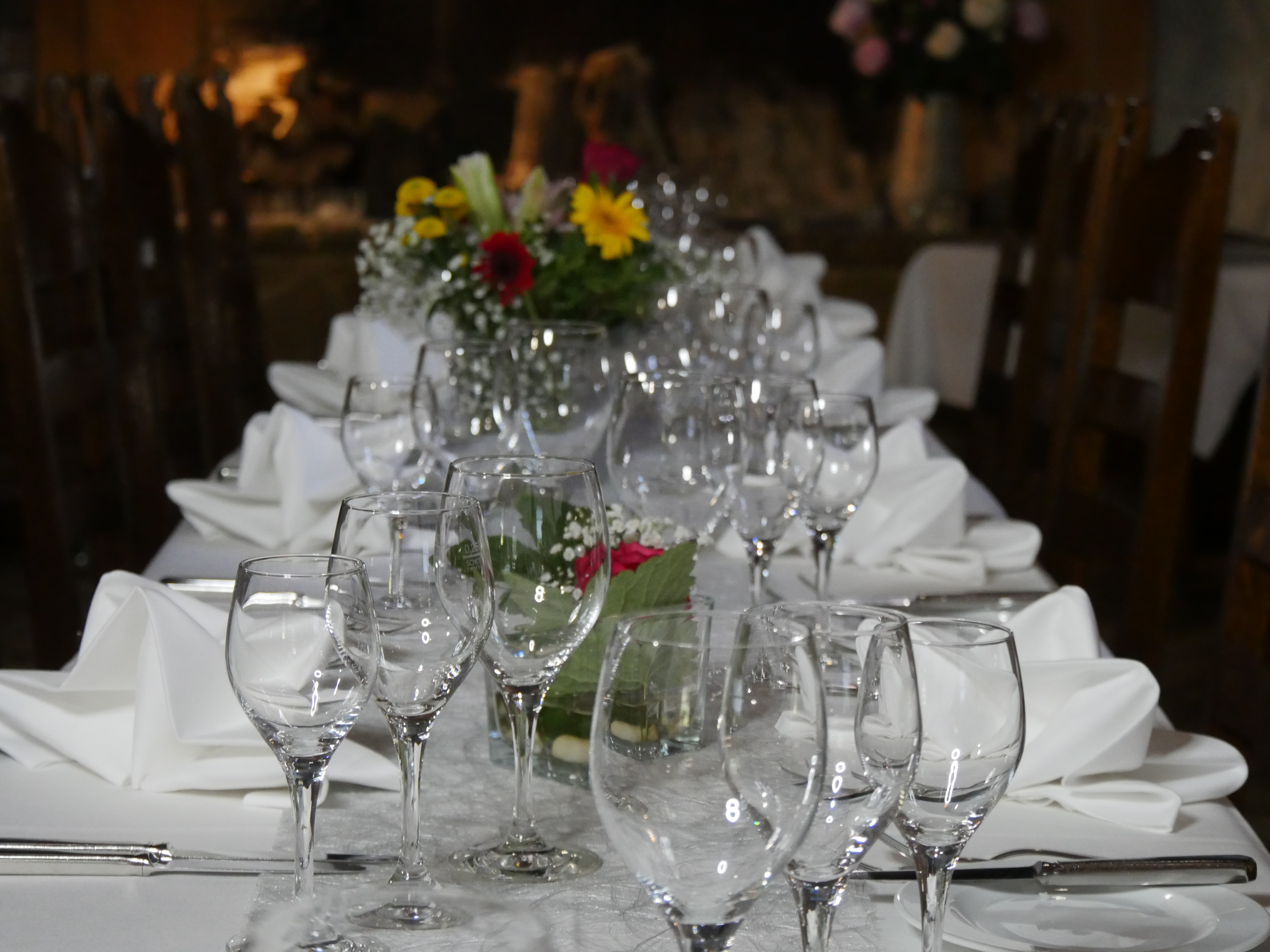 Hochzeitslocation: Gedeckte Tafel im Restaurant. - Hotel Restaurant Bibermühle