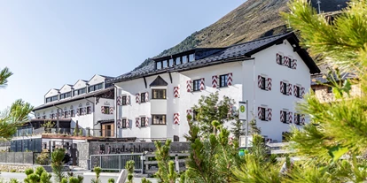 Hochzeit - nächstes Hotel - Tirol - Das Jagdschloss Resort: Kaiserlich, kultig und cool!
Hier machte einst Kaiser Maximilian Urlaub und frönte seiner größten Leidenschaft, der Jagd. Hier spüren Sie den kaiserlich-königlichen Flair der k. u. k. Monarchie. Hier finden Sie die gemütliche, neu gestaltete Schlossbar, die getäfelten Stuben und die ideale Location für Ihr großes Fest; Wo einst Kaiserin Sissi ihre Ferien verbrachte können Sie in den Original-Stuben und Zimmern Ihre Feier zu etwas unvergesslichen machen. - Jagdschloss-Resort Kühtai