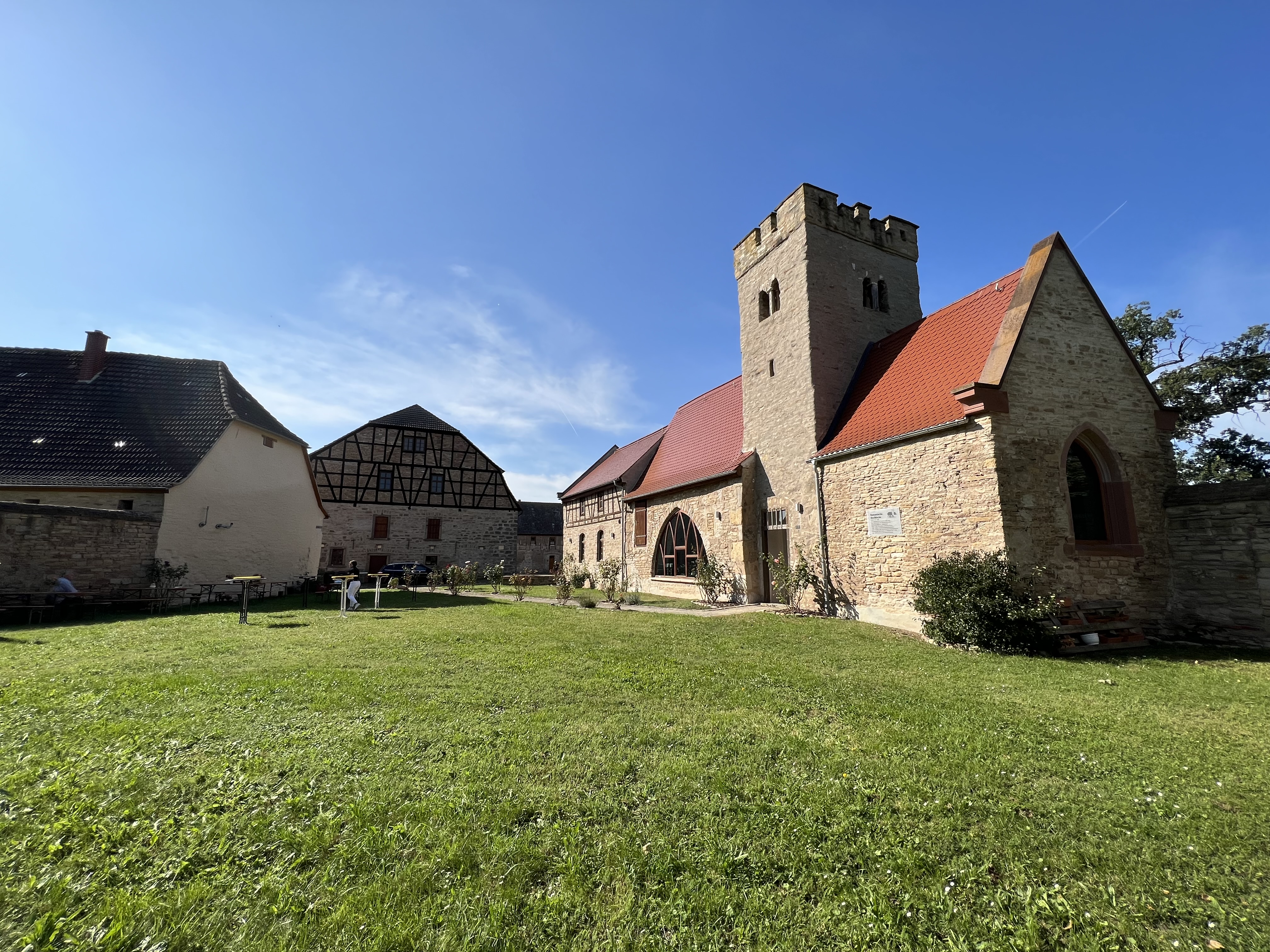 Hochzeit: Außenansicht Kapelle - Klostergut Mönchpfiffel