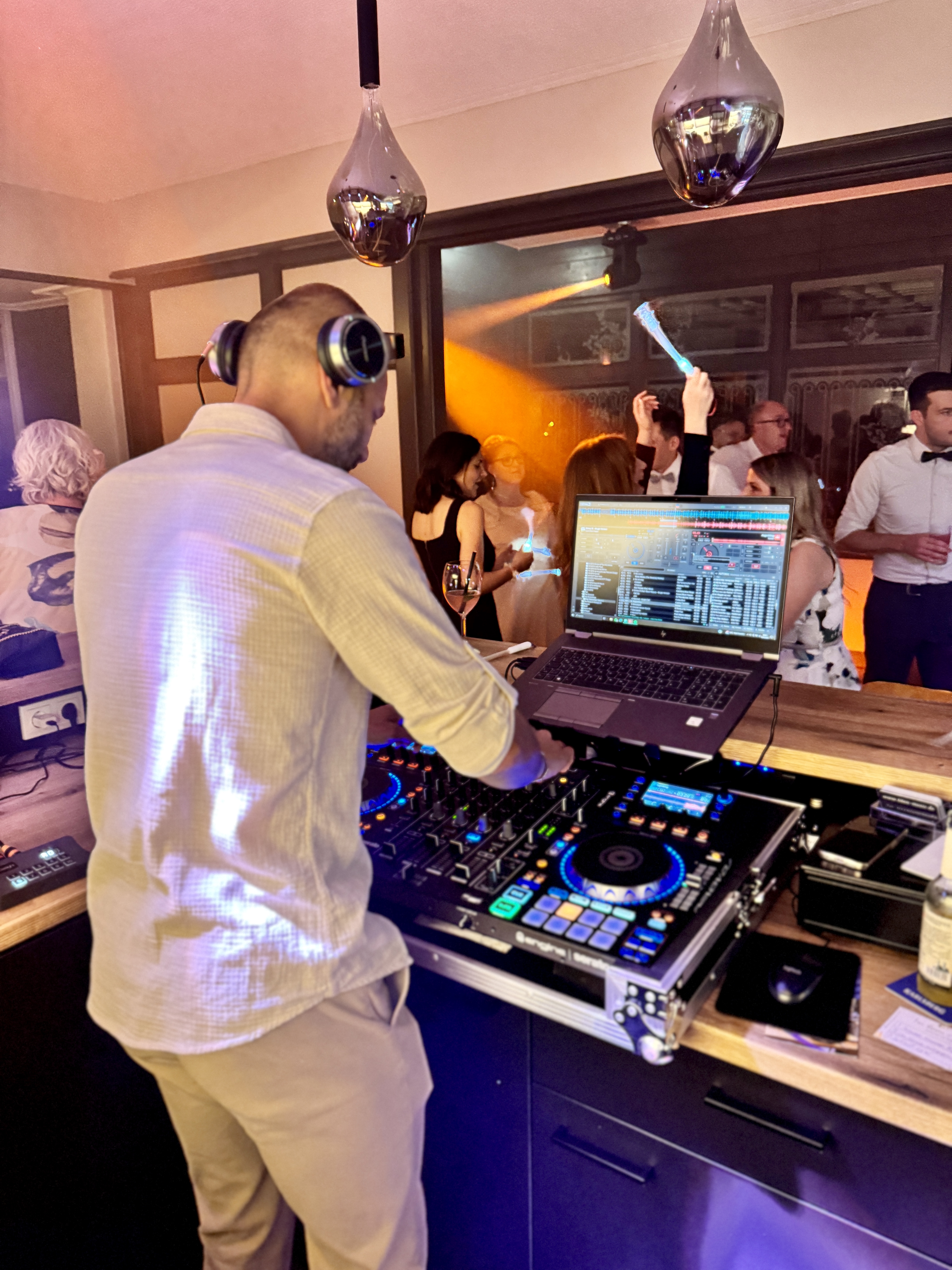 Hochzeit: Bar-Bereich mit Tanzfläche - JUNIPRO Hotel & Eventlocation Schinderhannes in Weiskirchen