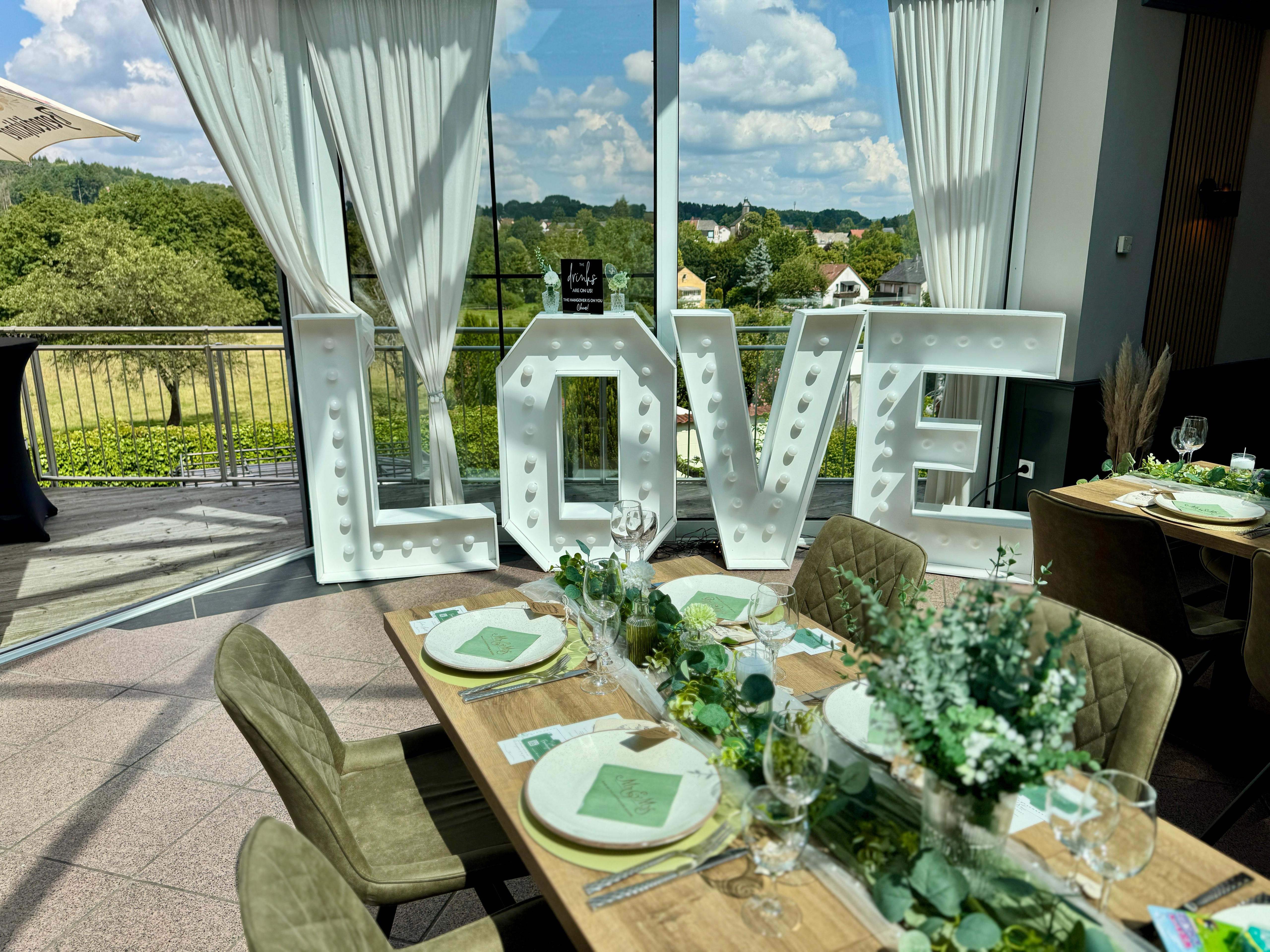 Hochzeit: großer Saal mit Glaskuppel - JUNIPRO Hotel & Eventlocation Schinderhannes in Weiskirchen