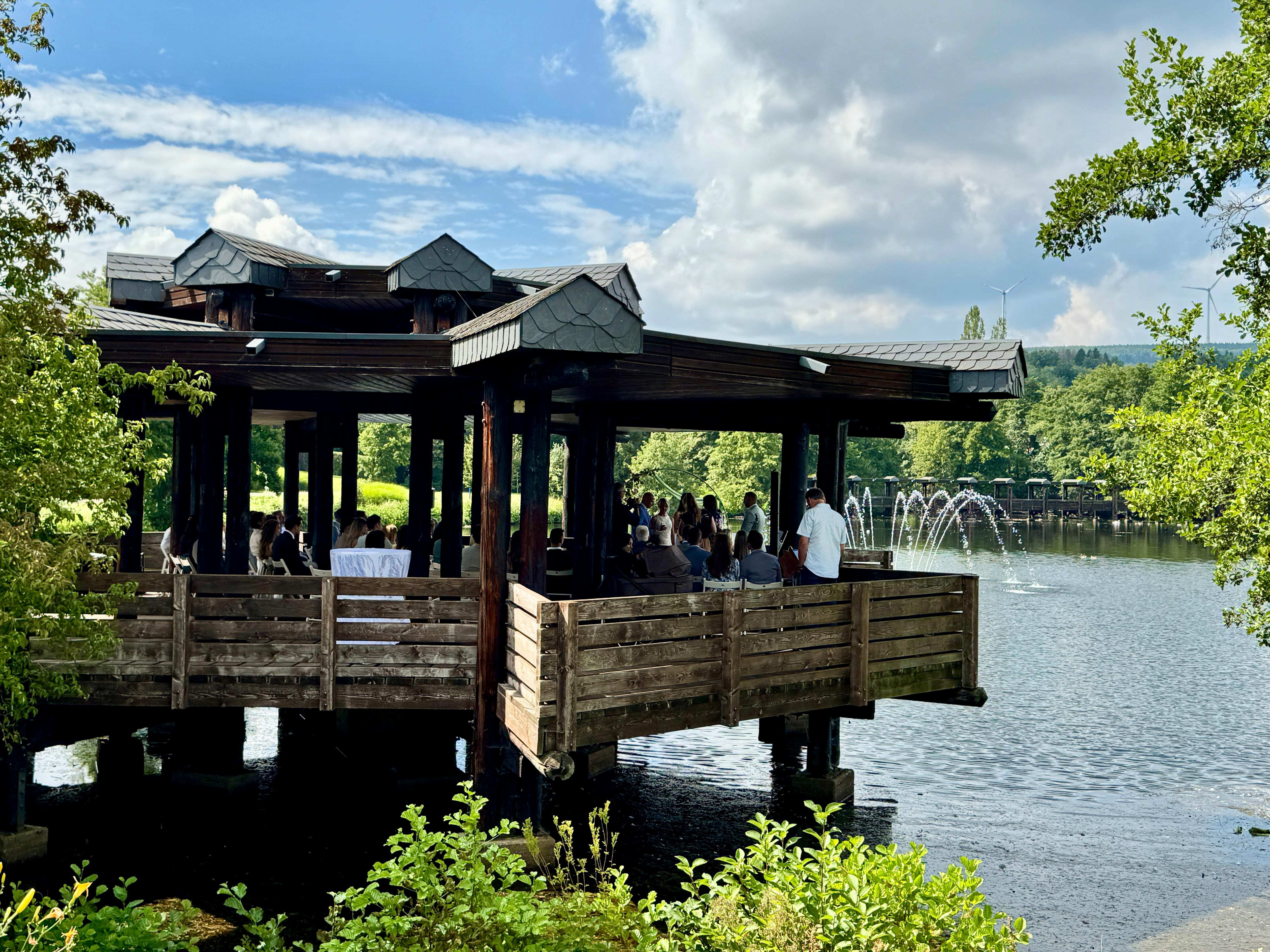 Hochzeit: Pavillon am Kurparkweiher für Freie Trauung und Standesamtliche Trauung - JUNIPRO Hotel & Eventlocation Schinderhannes in Weiskirchen