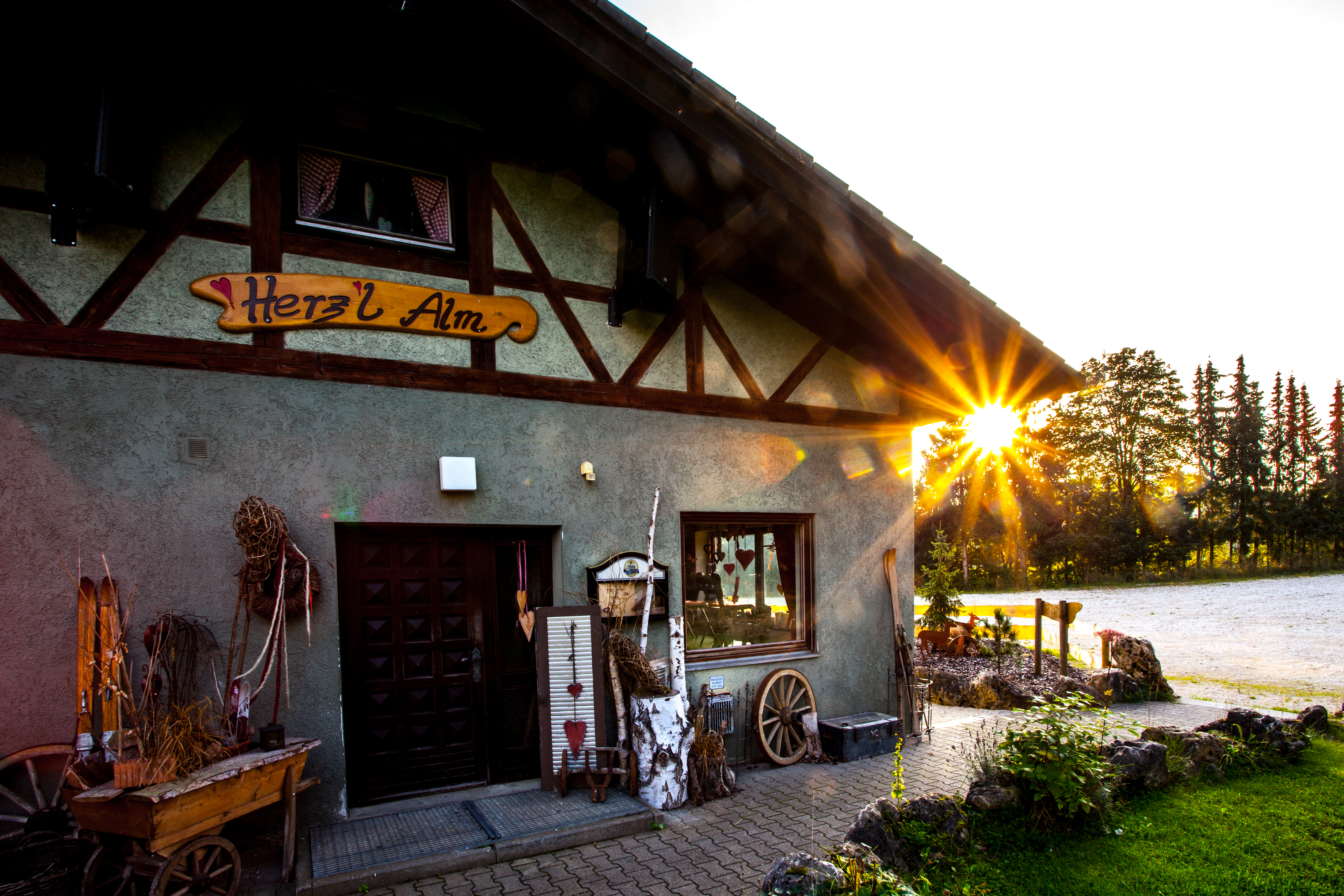 Hochzeitslocation: Sonnenuntergang auf der Hochzeitslocation "Herzl-Alm" in Lichtenstein-Holzelfingen. - Herzl-Alm