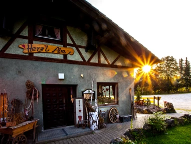 Hochzeitslocation: Sonnenuntergang auf der Hochzeitslocation "Herzl-Alm" in Lichtenstein-Holzelfingen. - Herzl-Alm