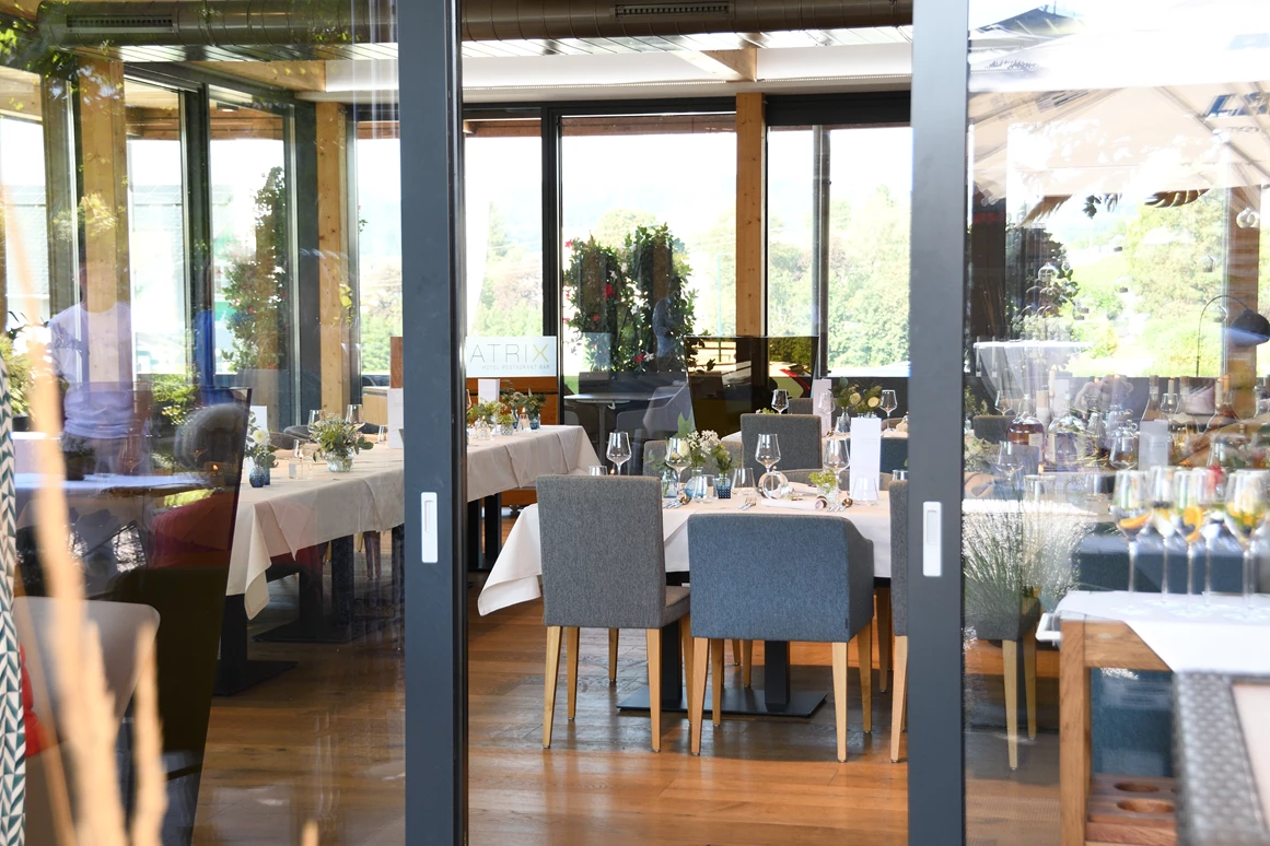 Hochzeitslocation: PATRIX Hotel | Restaurant | Bar
Blick von der Terrasse in den Wintergarten, festlich gedeckt für eine Hochzeit - PATRIX Hotel | Restaurant | Bar