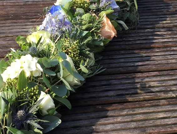 Hochzeitslocation: PATRIX Hotel | Restaurant | Bar
Blumengirlande für das Brautauto, ein Ford Mustang 1958 in Blitzblau, war eine Überraschung für den Bräutigam
 - PATRIX Hotel | Restaurant | Bar