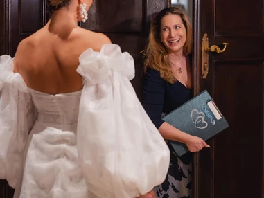 Hochzeitslocation: PATRIX Hotel | Restaurant | Bar
FREIE TRAUUNG
Brautpaaren mit einer freien Trauungszeremonie einen individuellen, unvergesslichen, romantischen und emotionalen Augenblick zu bereiten, ist meine Passion. Im Mittelpunkt der Zeremonien stehen stets die zwei Menschen, die an diesem Tag sich und ihre Liebe feiern. - PATRIX Hotel | Restaurant | Bar