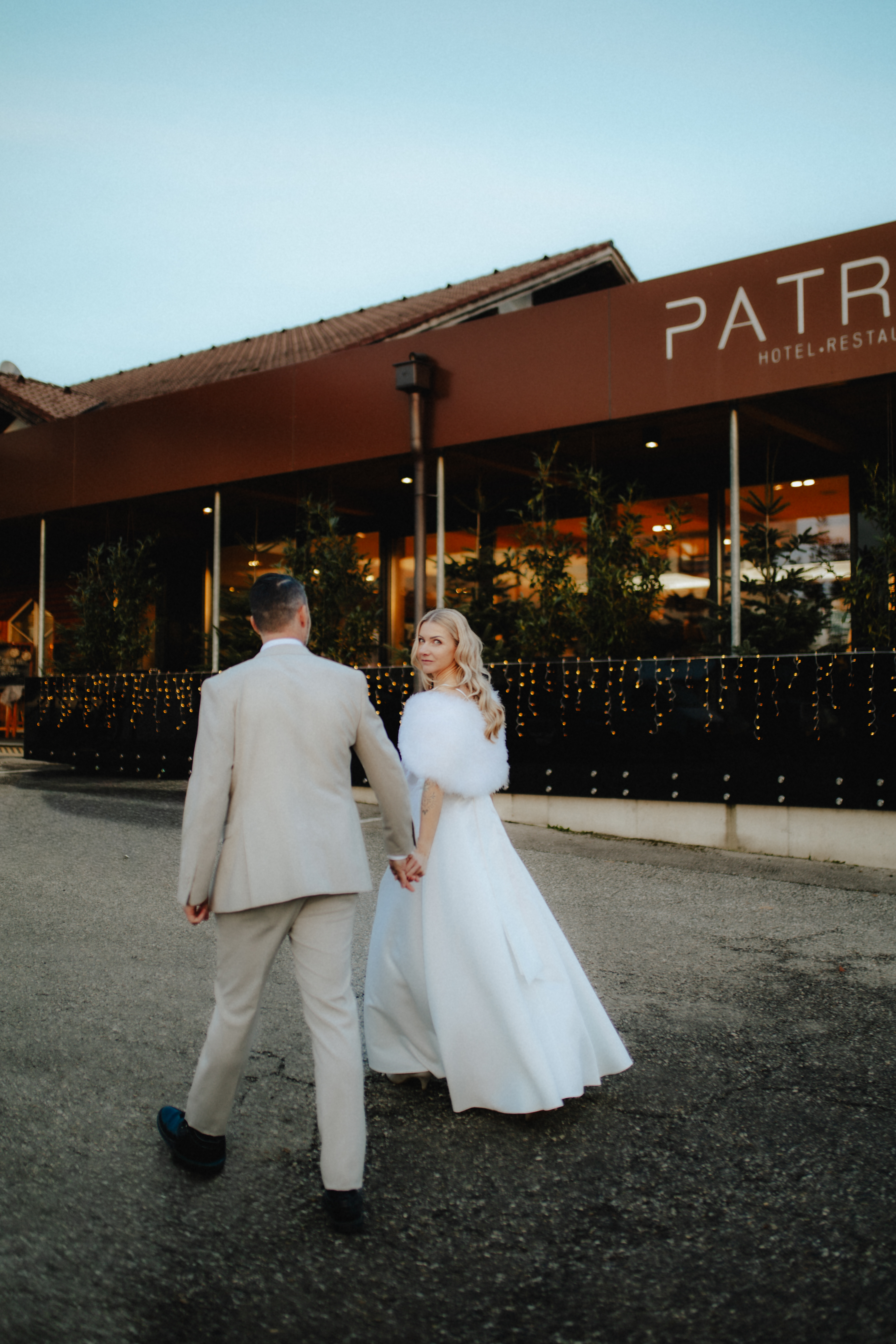 Hochzeitslocation: Brautpaar vor dem Restaurant & Boutiquehotel PATRIX während ihrer Hochzeit in Österreich. Emotionale Hochzeitsfotos vor moderner Hochzeitslocation mit eleganter Architektur, Gartenbereich und romantischer Atmosphäre für exklusive Hochzeiten und freie Trauungen. - PATRIX Hotel | Restaurant | Bar