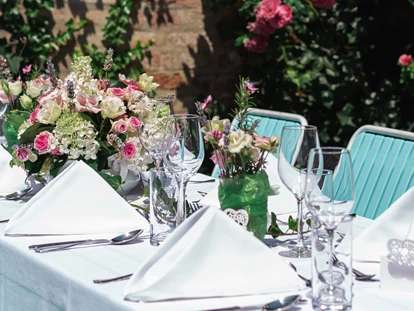 Hochzeit - Höbersdorf - exklusiver Innehof weiß gedeckt, gehört zum Bühnenraum dazu - Die Schankwirtschaft im Augarten