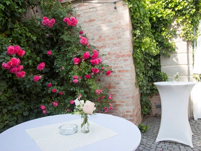 Hochzeit - Höbersdorf - exklusiver Innenhof mit Stehtischen - Die Schankwirtschaft im Augarten