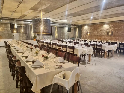 Hochzeit - Höbersdorf - Bühnenraum weiß eingedeckt - Die Schankwirtschaft im Augarten