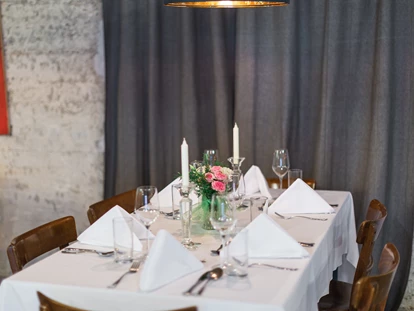 Hochzeit - Höbersdorf - Hochzeitstisch_weiß eingedeckt - Die Schankwirtschaft im Augarten