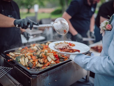 Hochzeit: unsere Spezialität seit über 25 Jahren bei Hochzeiten, Geburtstagen und sonstigen Feiern: Das Live BBQ - Kovas