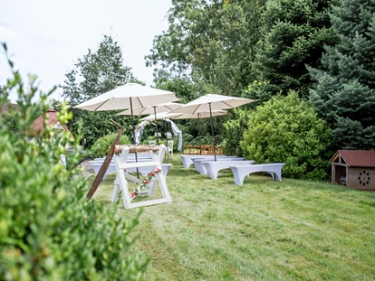 Mariage - Bürgel - Unsere Sonnenschirme spenden Schatten bei eurer unvergesslichen Gartenhochzeit. - Thüringer Tannenhof