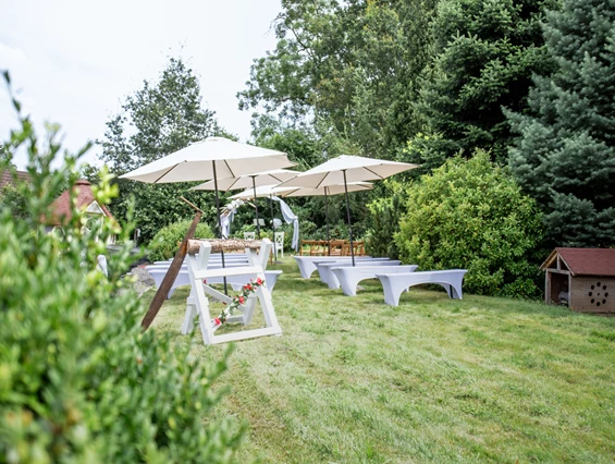 Hochzeit: Unsere Sonnenschirme spenden Schatten bei eurer unvergesslichen Gartenhochzeit. - Thüringer Tannenhof