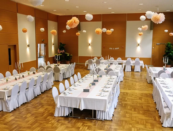 Hochzeitslocation: Saal mit Bühne - Event-Location-Taubertal
