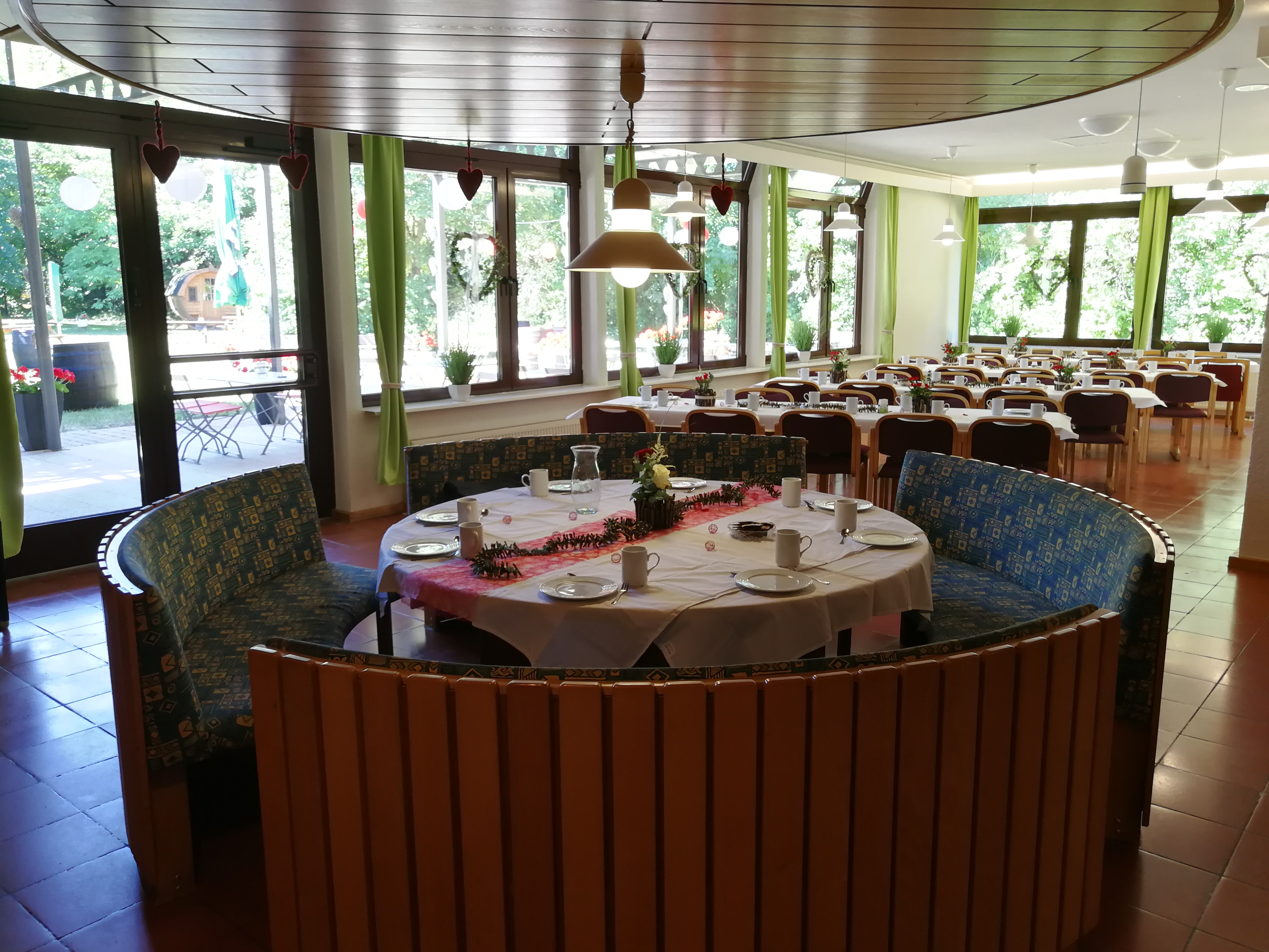 Hochzeit: Gastraum mit Theke - Event-Location-Taubertal