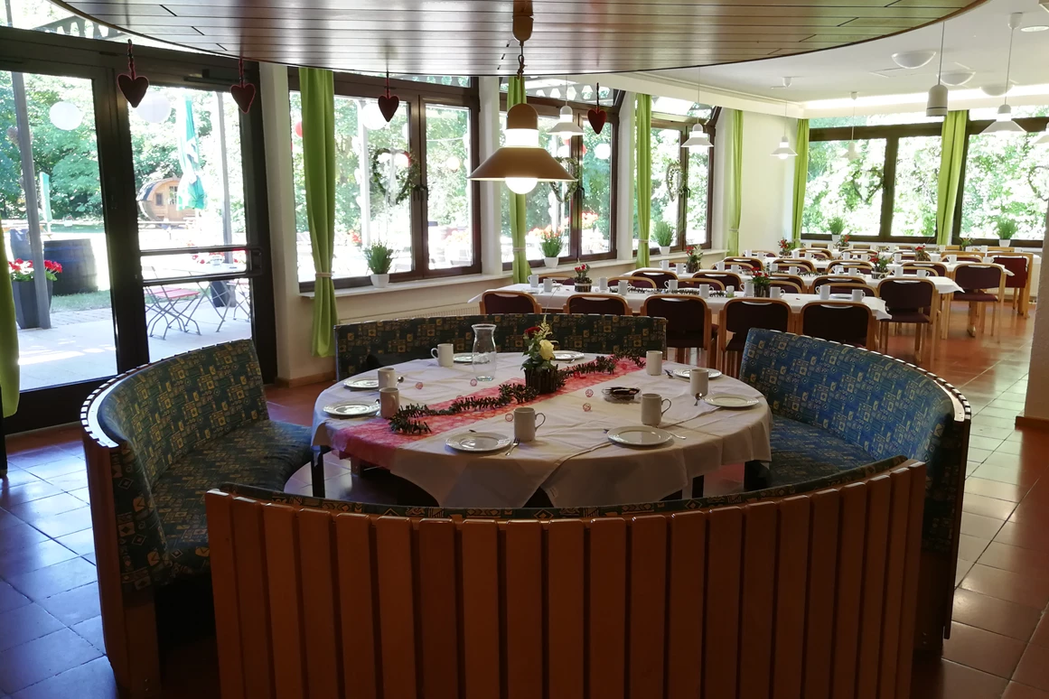 Hochzeitslocation: Gastraum mit Theke - Event-Location-Taubertal