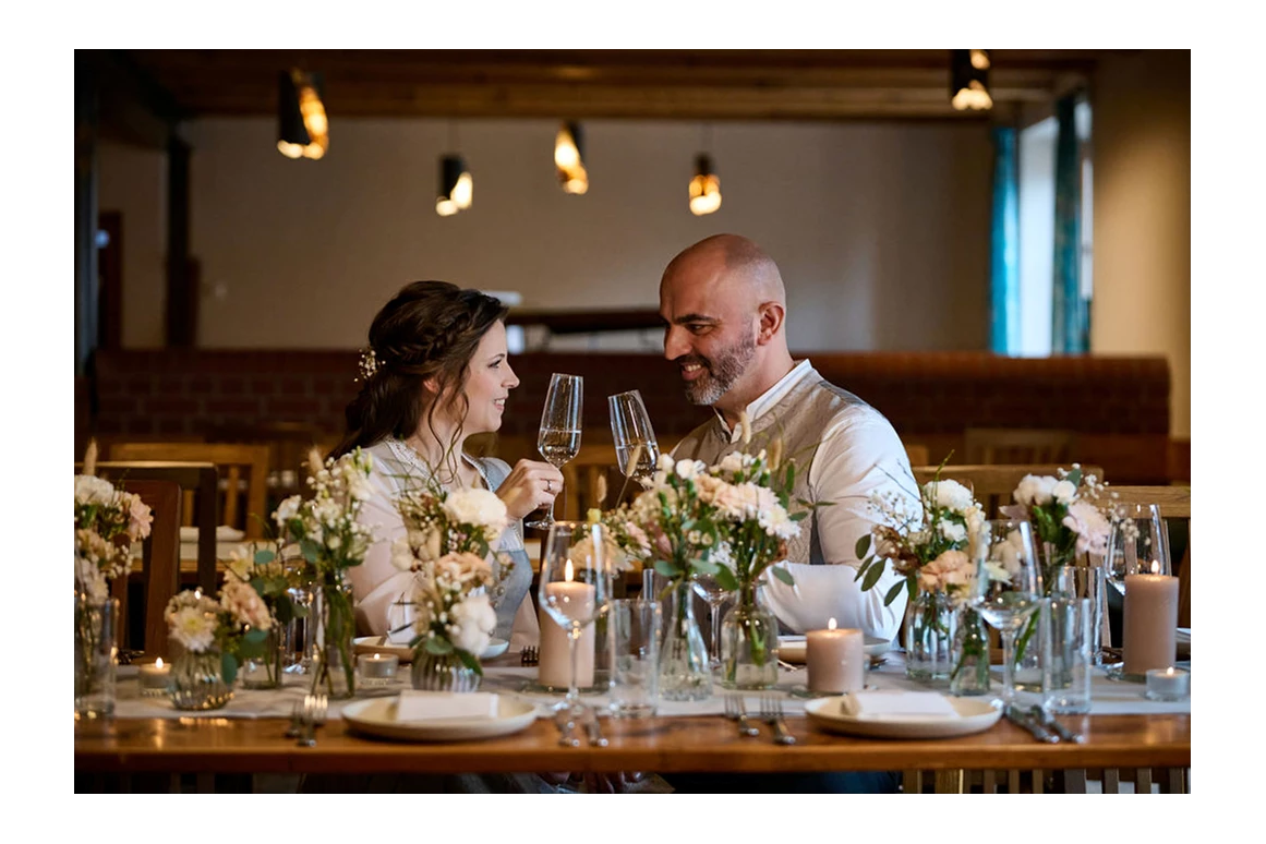 Hochzeitslocation: Tafel Winterhochzeit - Büffelhof Beuerbach