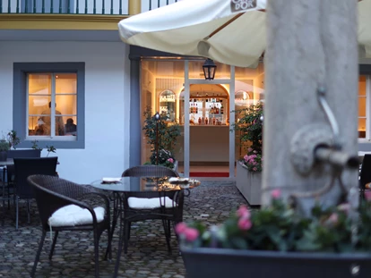 Hochzeit - Wickeltisch - Bad Zurzach - Der historische Brunnen, angrenzend die Swiss Bar - Hotel Gasthof Zur Waag