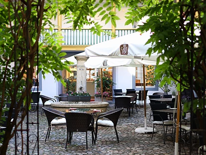 Hochzeit - Wickeltisch - Bad Zurzach - Pflanzenbogen am Eingang zum idyllisschen Innenhof - Hotel Gasthof Zur Waag