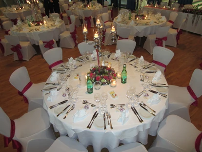 Bruiloft - Hard - Runde Tische mit Hussen - Vienna House by Wyndham Martinspark Dornbirn