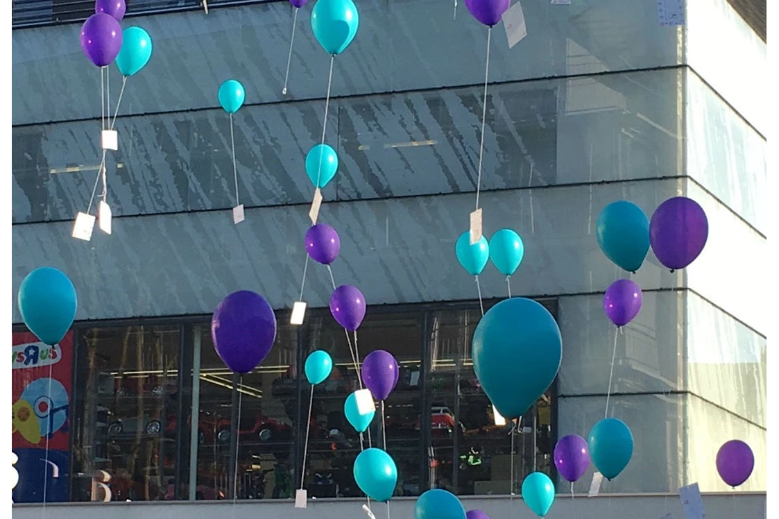 Hochzeit: Glücksballons steigen vor dem Hotel - Vienna House Martinspark Dornbirn