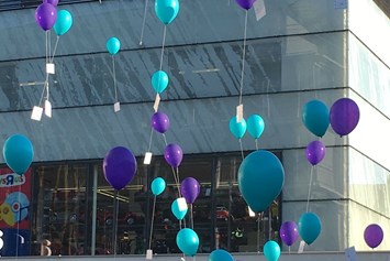 Hochzeit: Glücksballons steigen vor dem Hotel - Vienna House Martinspark Dornbirn