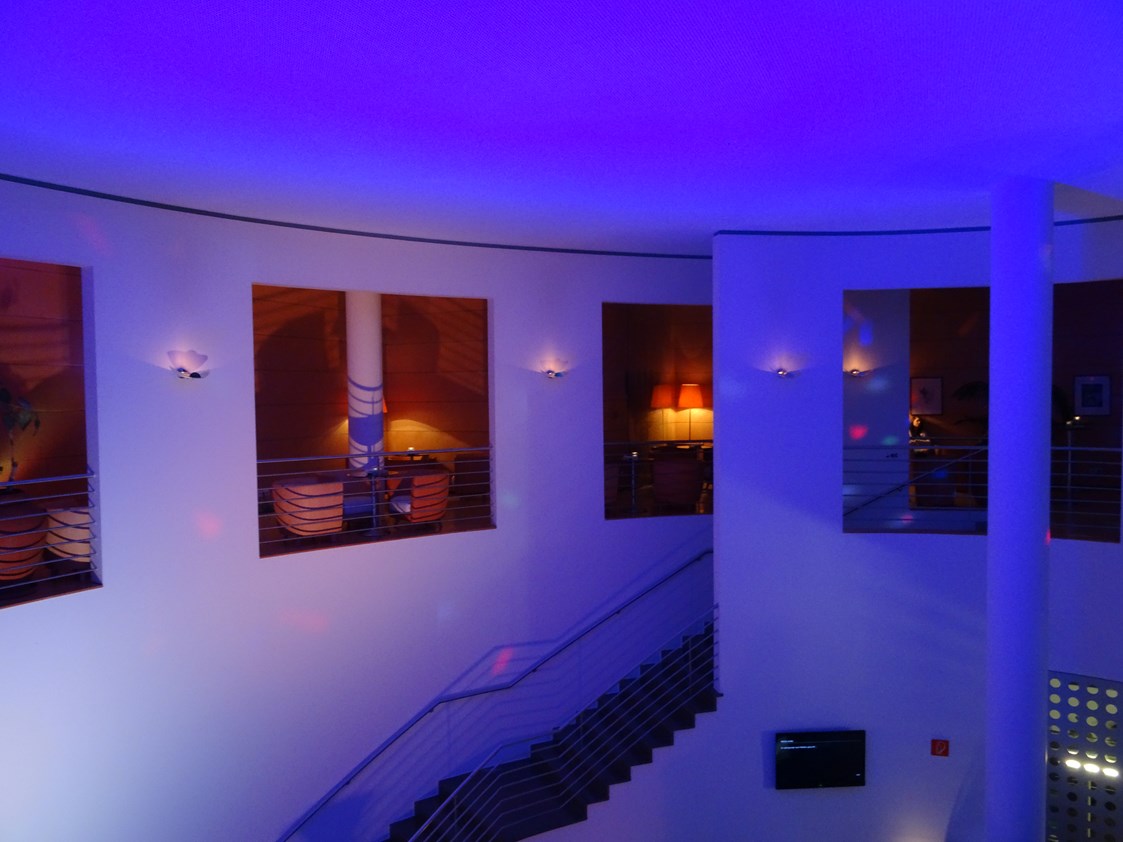 Hochzeit: Hotelhalle mit Galerie stilvoll beleuchtet - Vienna House Martinspark Dornbirn