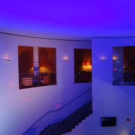 Hochzeit: Hotelhalle mit Galerie stilvoll beleuchtet - Vienna House Martinspark Dornbirn