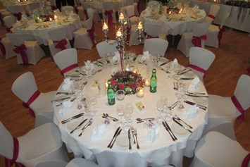 Hochzeit: Runde Tische mit Hussen - Vienna House Martinspark Dornbirn