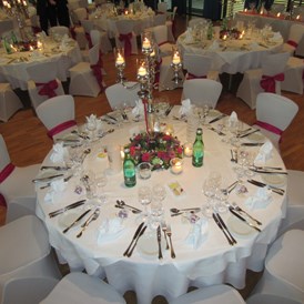 Hochzeit: Runde Tische mit Hussen - Vienna House Martinspark Dornbirn